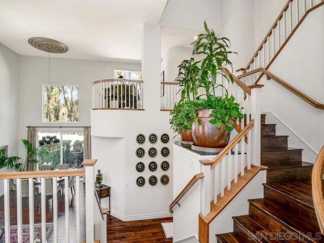 6061 Greenhedge Row, La Jolla, CA 92037