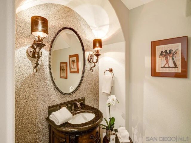 6061 Greenhedge Row, La Jolla, CA 92037