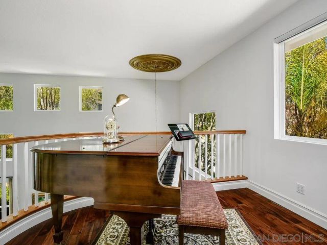 6061 Greenhedge Row, La Jolla, CA 92037