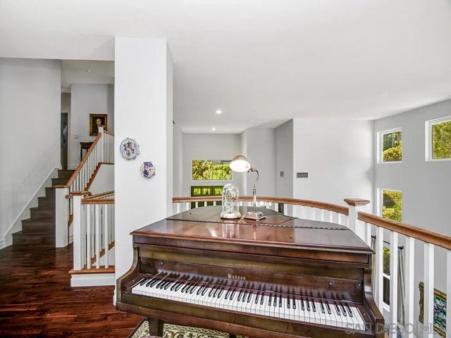 6061 Greenhedge Row, La Jolla, CA 92037