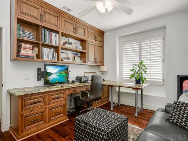 6061 Greenhedge Row, La Jolla, CA 92037