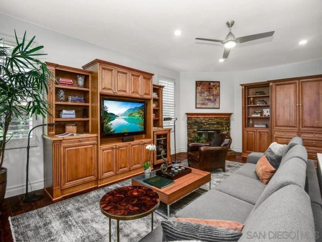 6061 Greenhedge Row, La Jolla, CA 92037