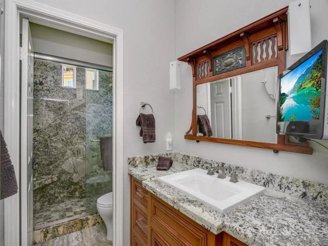 6061 Greenhedge Row, La Jolla, CA 92037