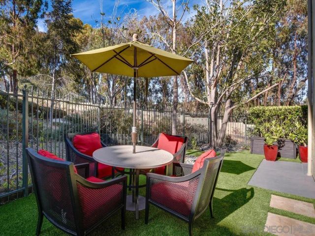 6061 Greenhedge Row, La Jolla, CA 92037