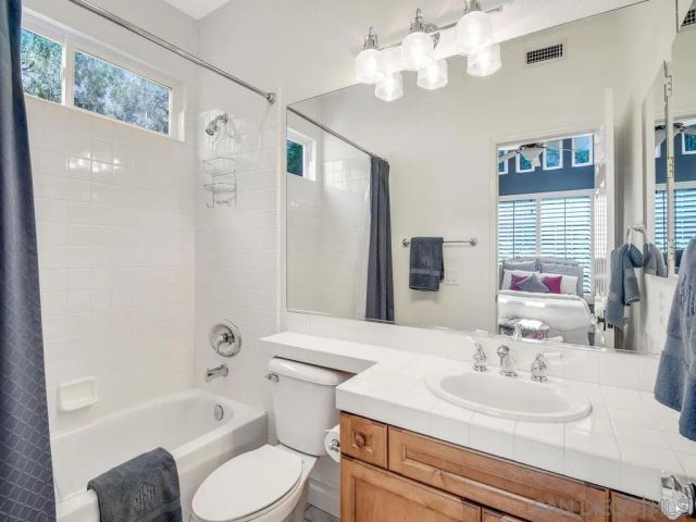 6061 Greenhedge Row, La Jolla, CA 92037