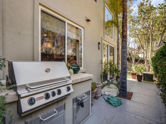 6061 Greenhedge Row, La Jolla, CA 92037