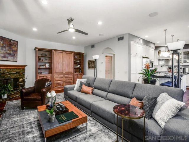 6061 Greenhedge Row, La Jolla, CA 92037