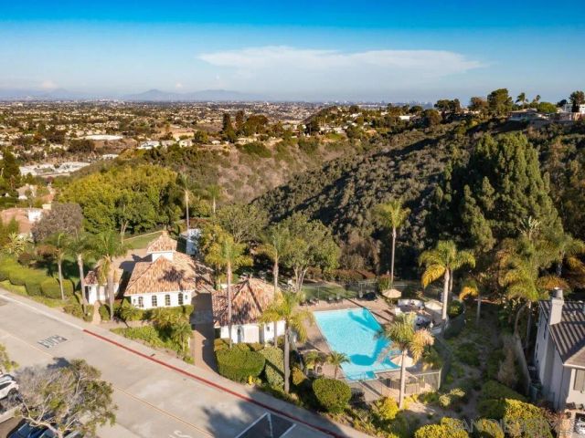 6061 Greenhedge Row, La Jolla, CA 92037