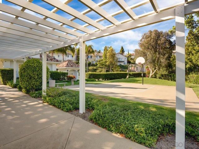 6061 Greenhedge Row, La Jolla, CA 92037