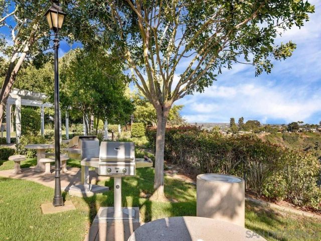 6061 Greenhedge Row, La Jolla, CA 92037