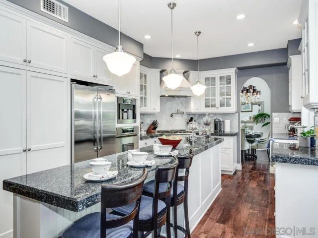 6061 Greenhedge Row, La Jolla, CA 92037