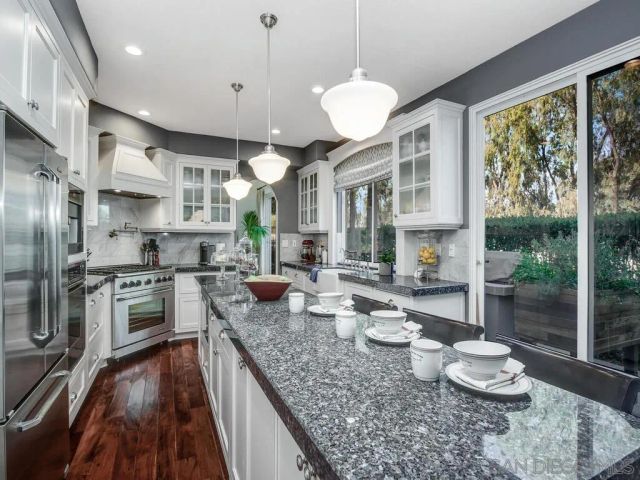 6061 Greenhedge Row, La Jolla, CA 92037