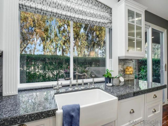 6061 Greenhedge Row, La Jolla, CA 92037