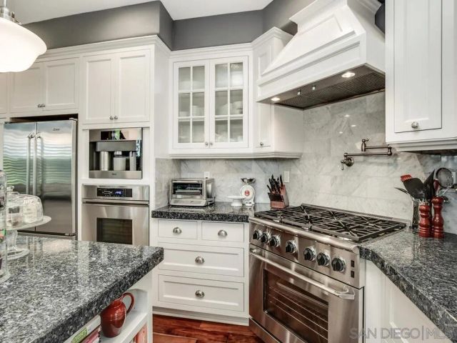 6061 Greenhedge Row, La Jolla, CA 92037