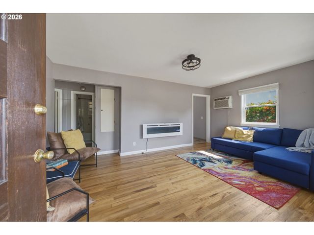 11005 Ne SCHUYLER St, Portland, OR 97220
