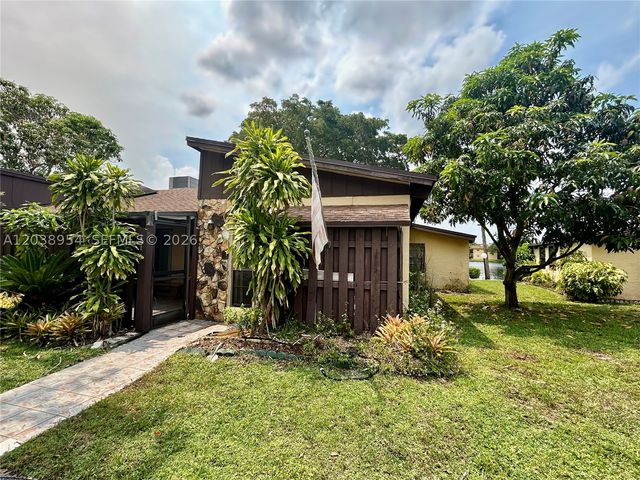 416 Briarwood Cir 2-24, Hollywood, FL 33024