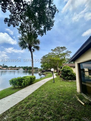 416 Briarwood Cir 2-24, Hollywood, FL 33024