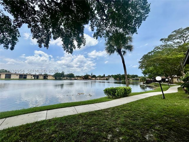 416 Briarwood Cir 2-24, Hollywood, FL 33024