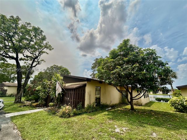 416 Briarwood Cir 2-24, Hollywood, FL 33024