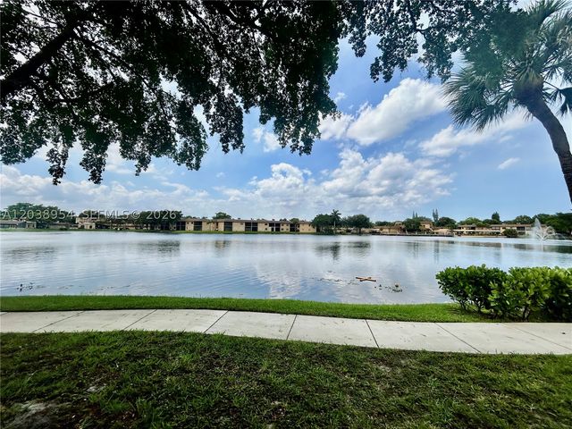 416 Briarwood Cir 2-24, Hollywood, FL 33024