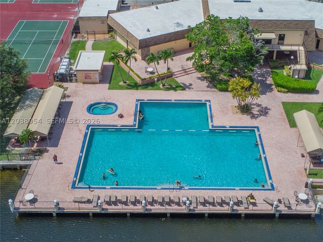 416 Briarwood Cir 2-24, Hollywood, FL 33024