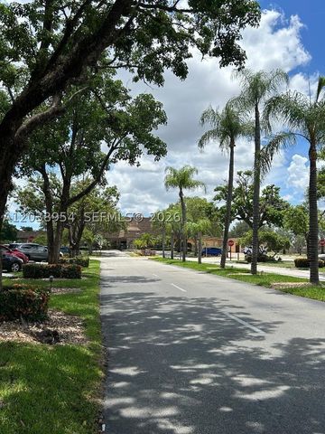 416 Briarwood Cir 2-24, Hollywood, FL 33024