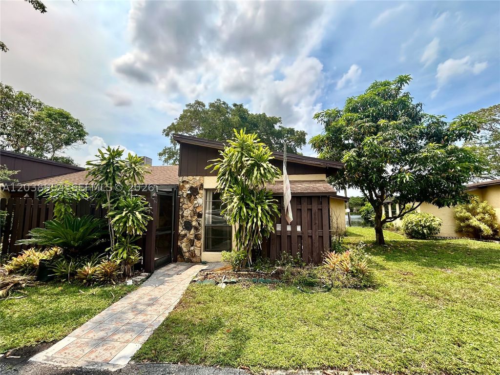 416 Briarwood Cir 2-24, Hollywood, FL 33024
