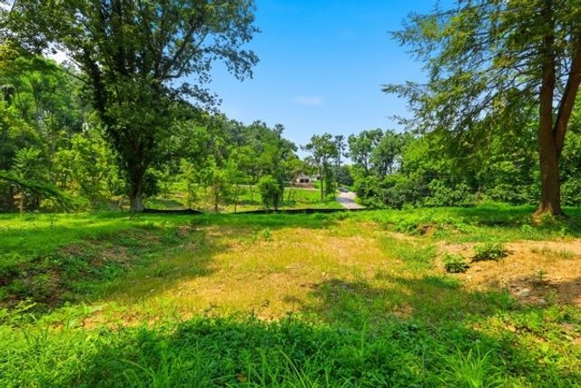 1045 Balmoral Dr, Nashville, TN 37220