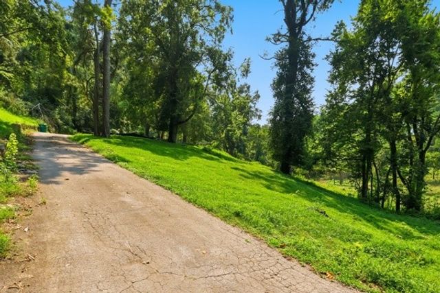 1045 Balmoral Dr, Nashville, TN 37220