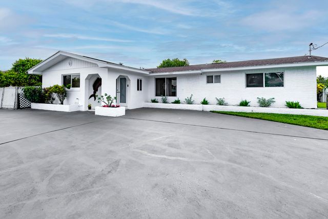 7951 W Lake Drive, Lake Clarke Shores, FL 33406