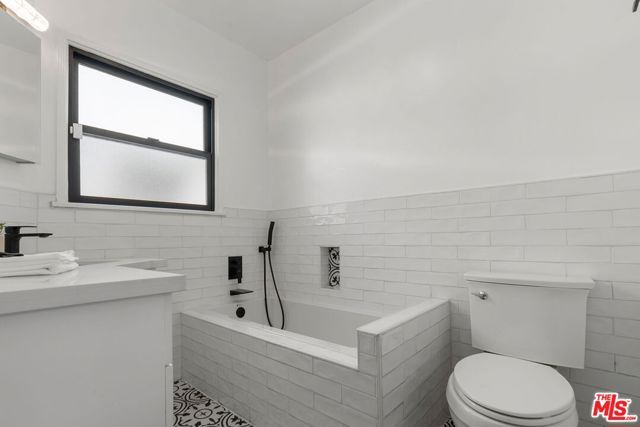 5853 S La Brea Avenue, Los Angeles, CA 90056