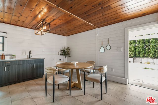 5853 S La Brea Avenue, Los Angeles, CA 90056