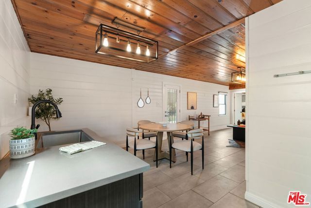 5853 S La Brea Avenue, Los Angeles, CA 90056