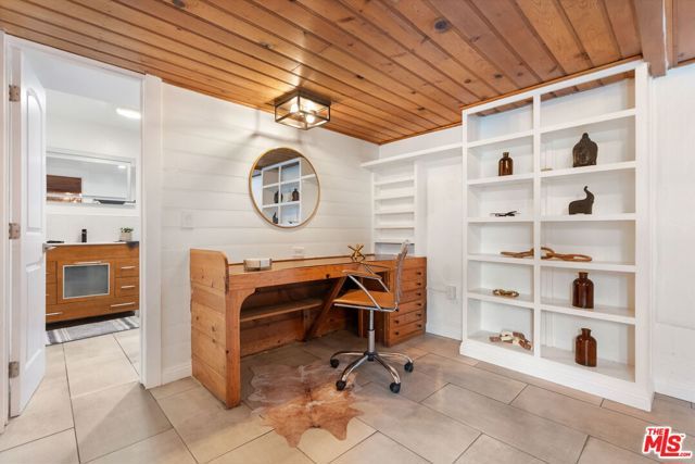 5853 S La Brea Avenue, Los Angeles, CA 90056