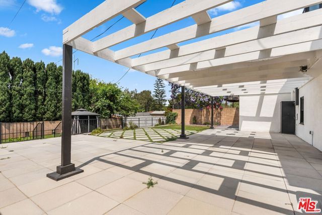 5853 S La Brea Avenue, Los Angeles, CA 90056