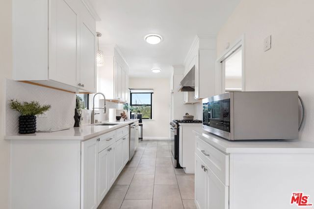 5853 S La Brea Avenue, Los Angeles, CA 90056