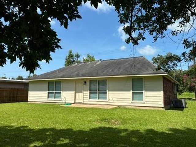 910 Old Angleton Road, Clute, TX 77531