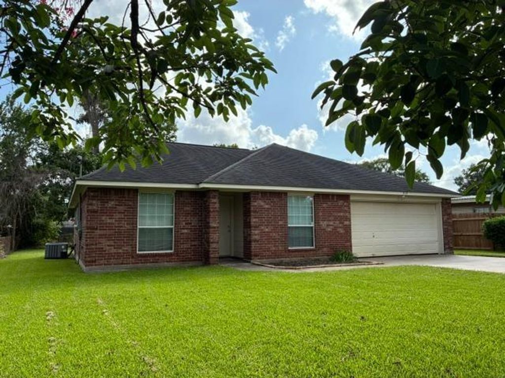 910 Old Angleton Road, Clute, TX 77531