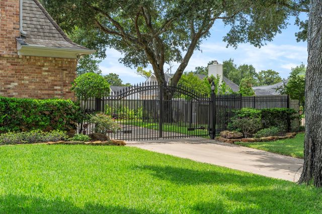 3 Regent Court, Sugar Land, TX 77478