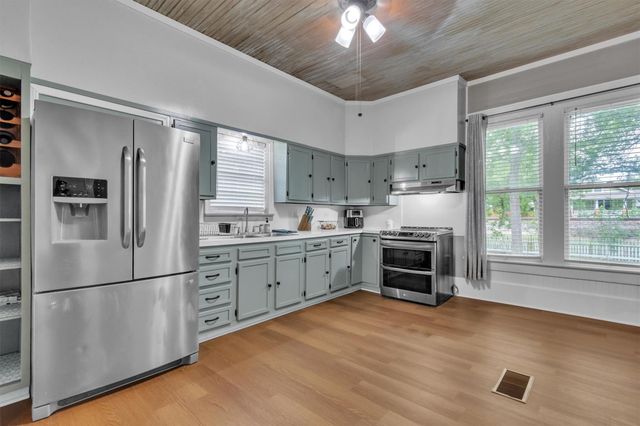 262 W Richmond ST, Giddings, TX 78942