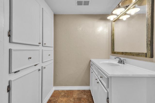 262 W Richmond ST, Giddings, TX 78942