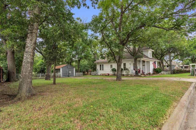 262 W Richmond ST, Giddings, TX 78942