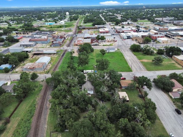 262 W Richmond ST, Giddings, TX 78942