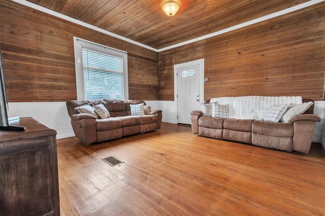 262 W Richmond ST, Giddings, TX 78942