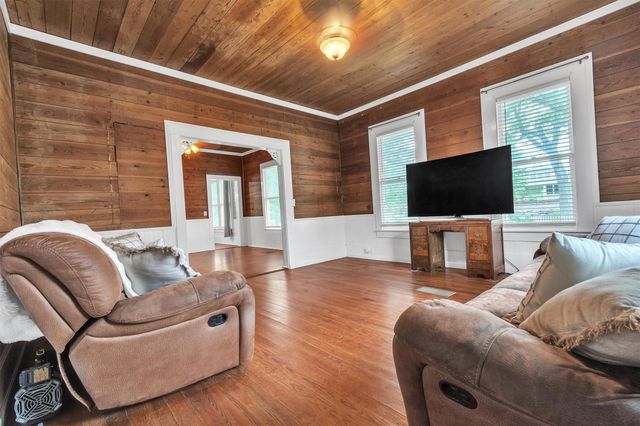 262 W Richmond ST, Giddings, TX 78942