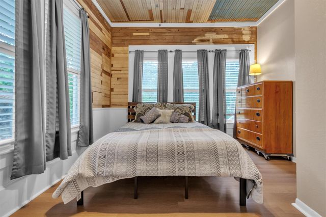 262 W Richmond ST, Giddings, TX 78942