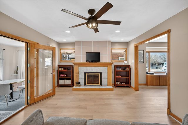 4221 Hickman Road, Des Moines, IA 50310