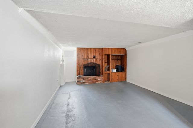 4221 Hickman Road, Des Moines, IA 50310