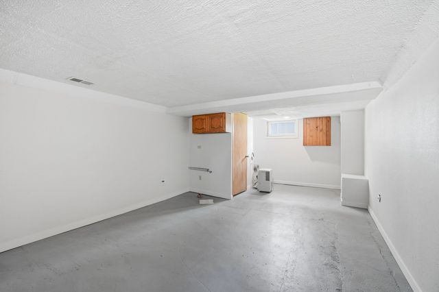 4221 Hickman Road, Des Moines, IA 50310