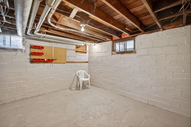 4221 Hickman Road, Des Moines, IA 50310